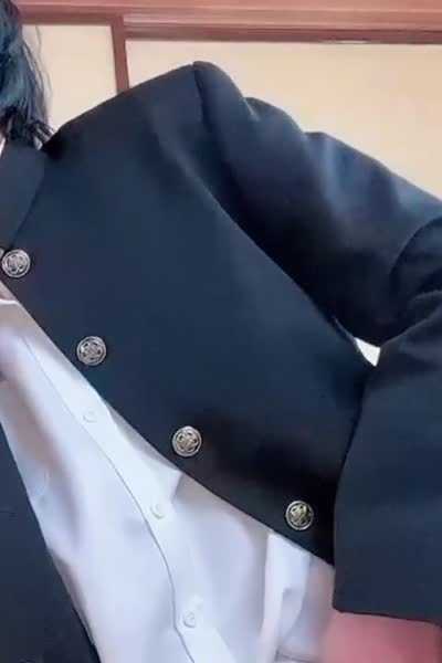 当我给我调皮的朋友看一只大鸡巴时他得到了意想不到的反应