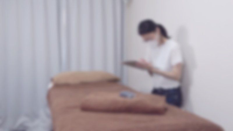 身材高挑、有点朴素又看起来很认真的OL小姐，在假日来了店裡。似乎是第一次体验精油按摩。