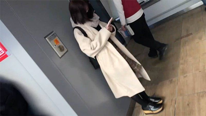 里子19歲_1・顏射採訪（13）。在嚴格的家庭長大的樸素女大生為了夢想，被大量無套顏射的始末（055）